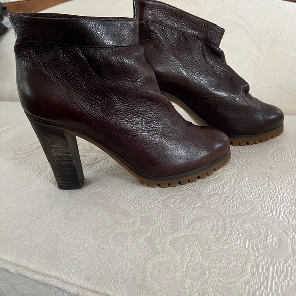 Chloe pebble brown leather ankle boot w/ round toes block heels w/ platform. ❤️ - Picture 5 of 9